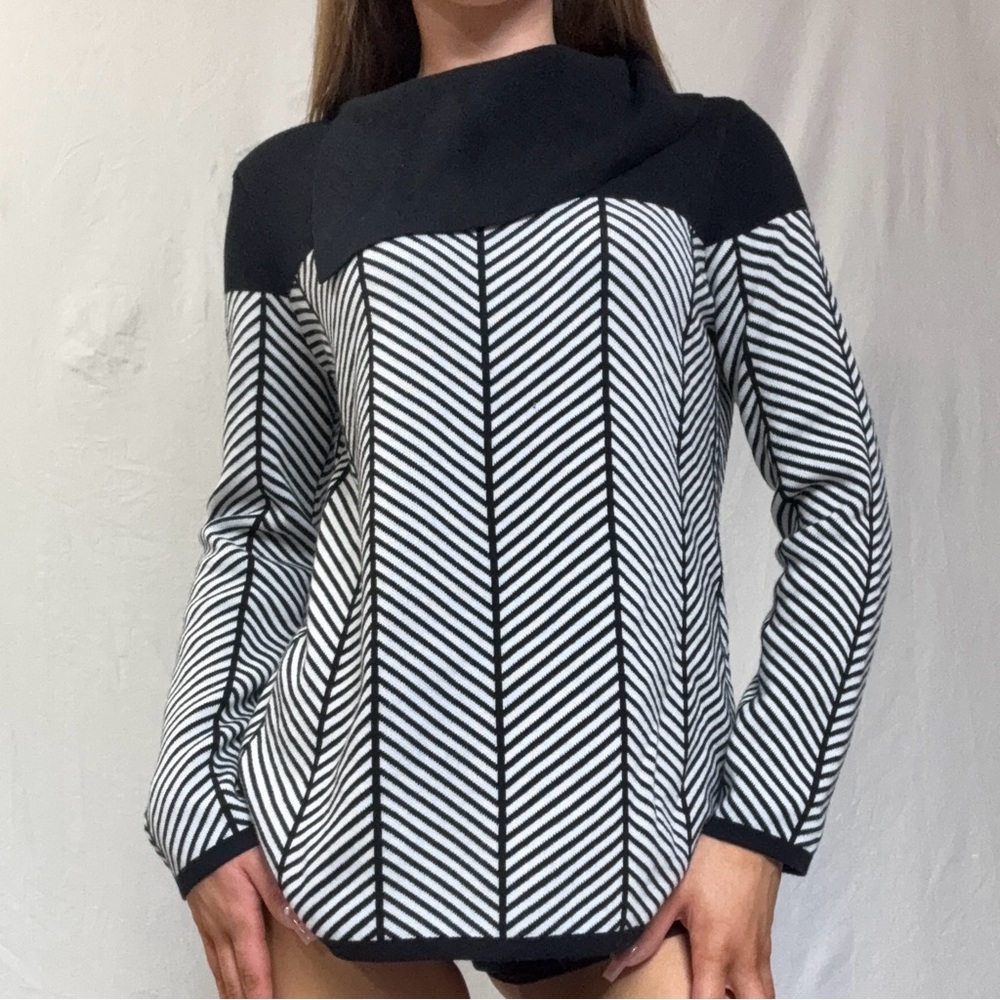 Black & White Chevron Knit Top - Women's Sweater